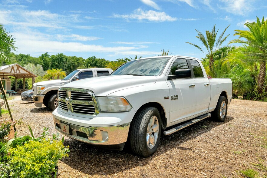 More Photos Of 8440 County Road 48, Yalaha Freestanding For Sale