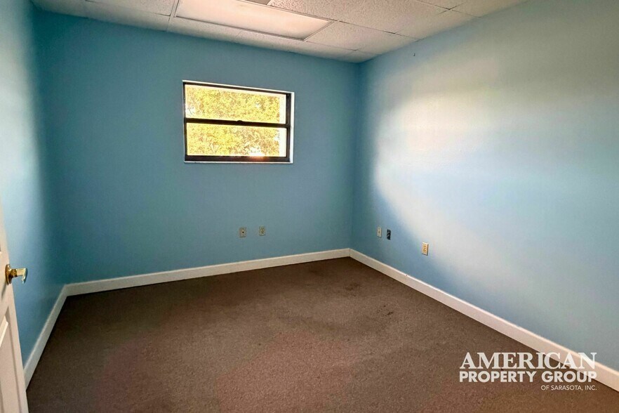 More Photos Of 4050 Middle Ave, Sarasota Warehouse For Lease