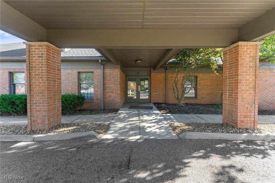 More Photos Of 925 Trailwood Dr, Youngstown Medical For Sale