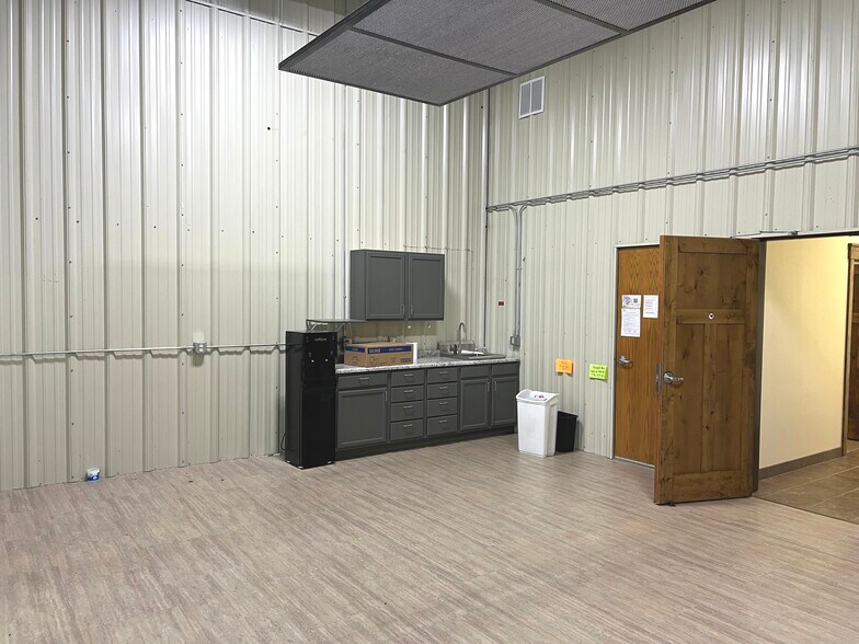 More Photos Of 7548 Industrial Park Rd, Baxter Warehouse For Lease