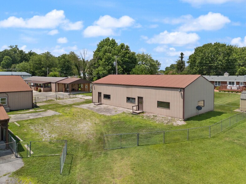 More Photos Of 756 Lakeshore Dr, Scottsburg Flex For Sale
