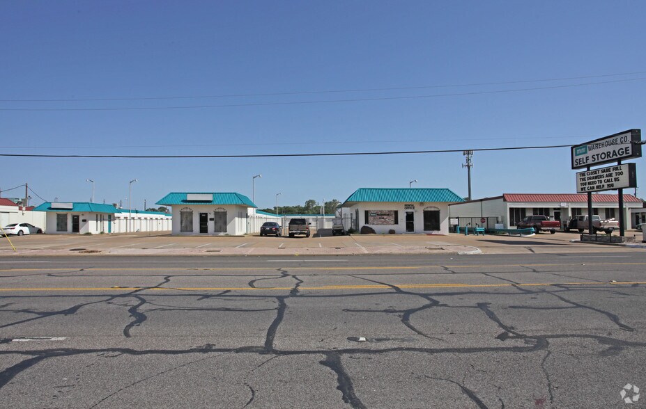 More Photos Of 2229 W Division St, Arlington Self Storage For Lease
