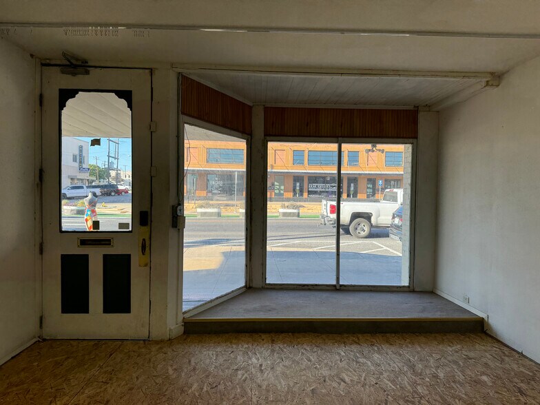 More Photos Of 119 W 2nd St, Taylor Showroom For Lease