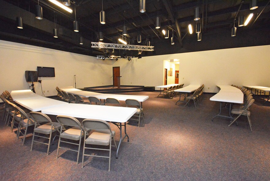 More Photos Of 8955 South Fwy, Houston Schools For Lease