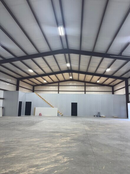 More Photos Of 518 US Highway 385 N, Seminole Industrial For Lease