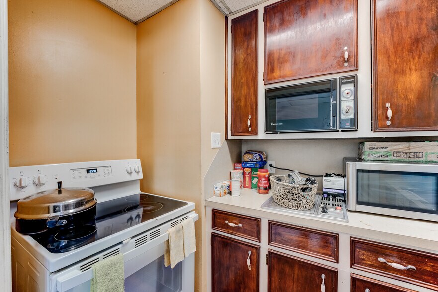 More Photos Of 811 N Travis St, Liberty Apartments For Sale