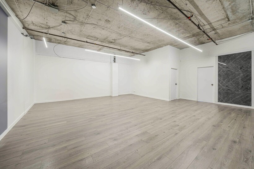 More Photos Of 323-355 Rue Chabanel O, Montréal Office For Lease