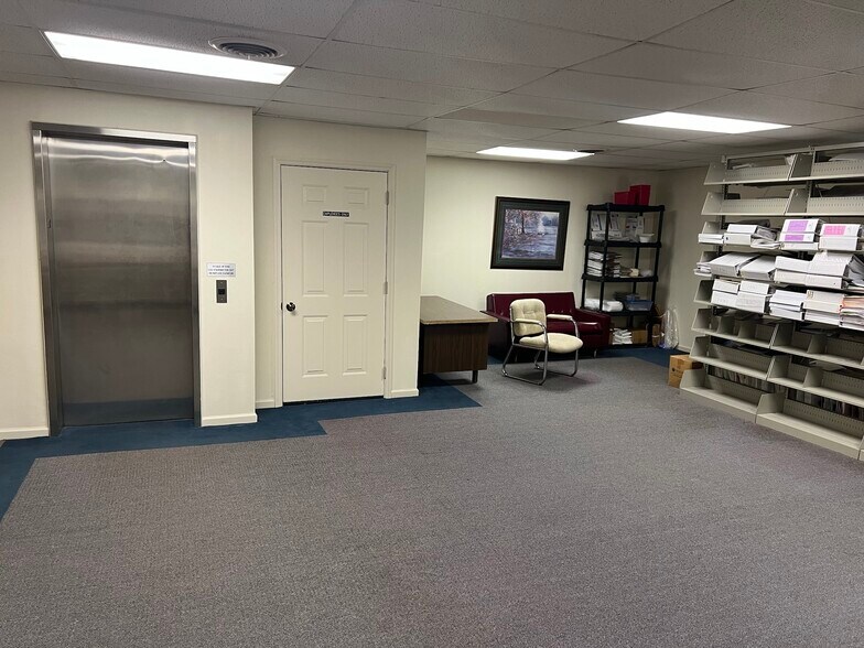 More Photos Of 125 Watson St, Danville Office For Sale