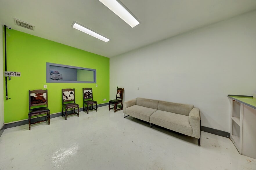More Photos Of 110 Eds Way, Kerrville Service For Sale