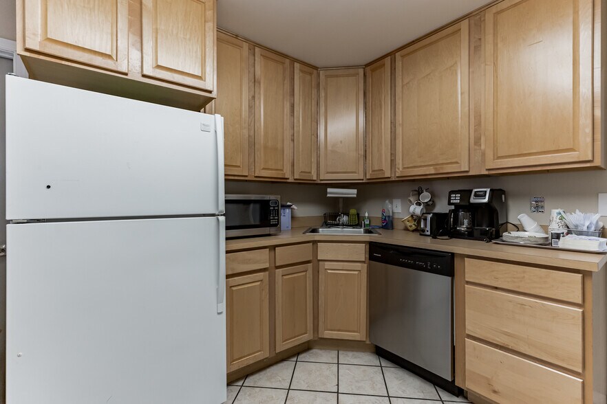 More Photos Of 10425 Southern Maryland Blvd, Dunkirk Medical For Lease