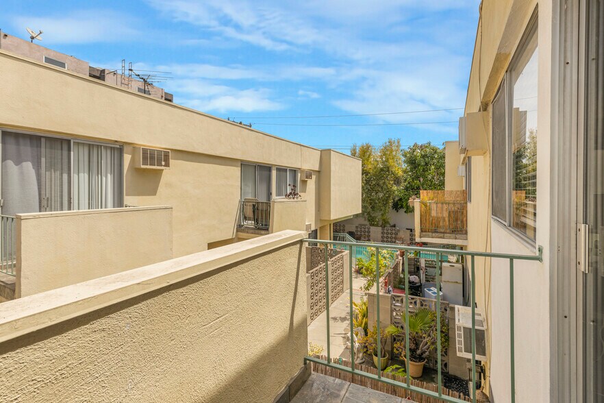 More Photos Of 944 N Orange Grove Ave, Los Angeles Apartments For Sale