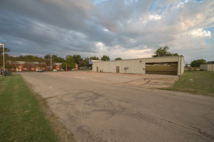 More Photos Of 901 Lewark St, Coffeyville Freestanding For Sale