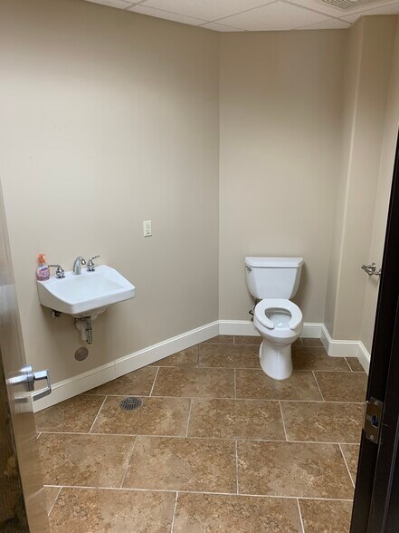 More Photos Of 401 Ranch Road 620 S, Lakeway Medical For Sale