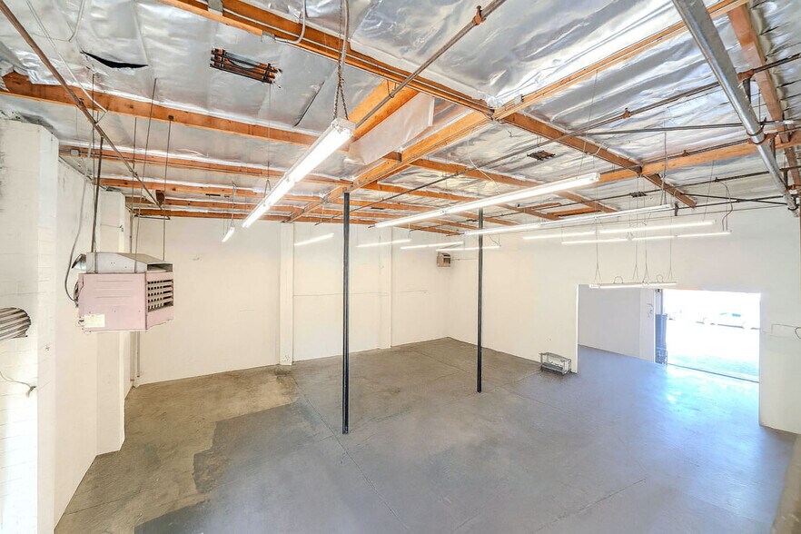 More Photos Of 1120 E 11th St, Los Angeles Showroom For Sale