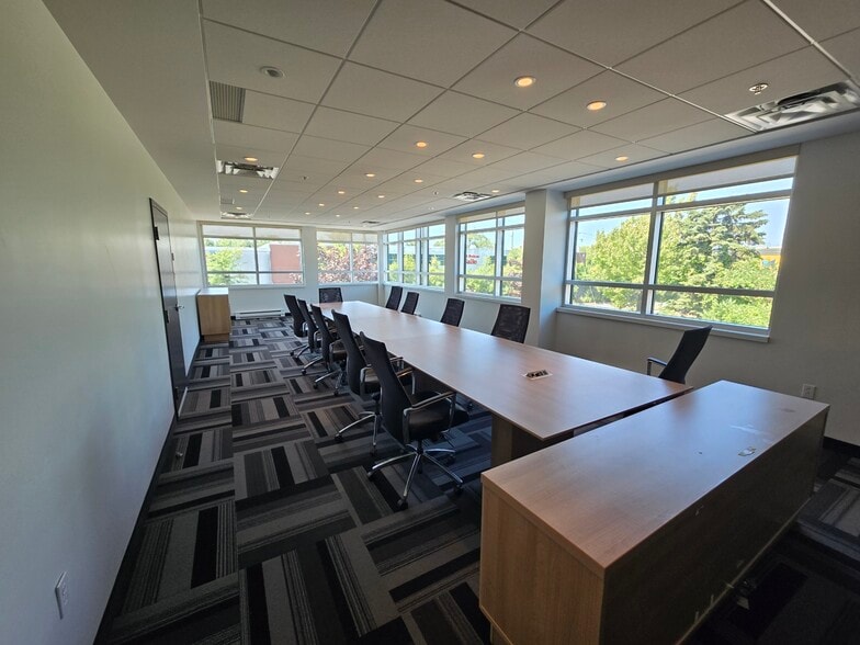 More Photos Of 2695 Av Dollard, Montréal Warehouse For Sale