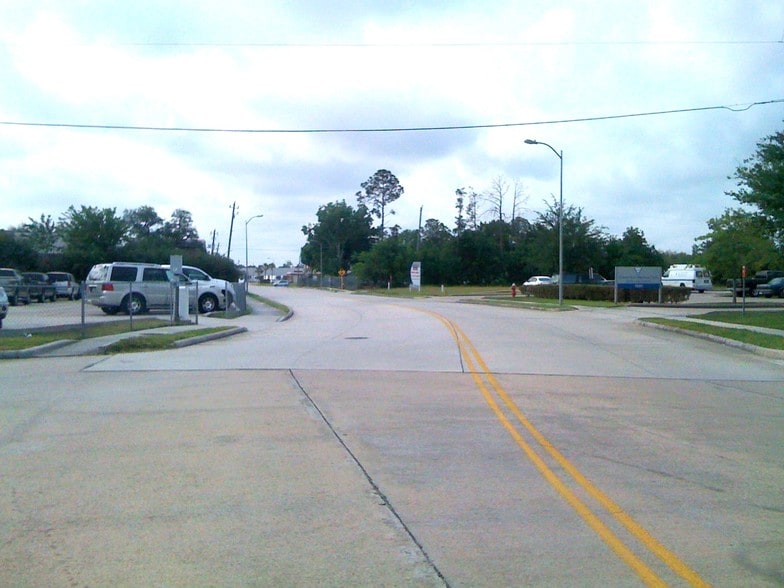 More Photos Of 1561 Live Oak St, Webster Warehouse For Lease