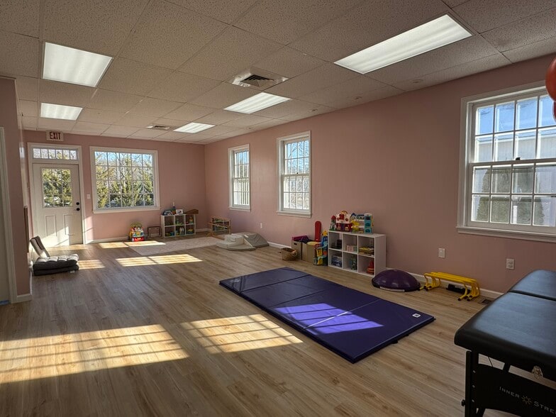 More Photos Of 17 Commons Dr, Litchfield Freestanding For Lease