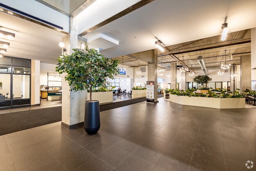 More Photos Of 555 Rue Chabanel O, Montréal Office For Lease
