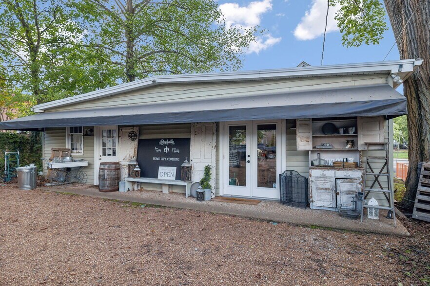 More Photos Of 915 Columbia Ave, Franklin Freestanding For Sale