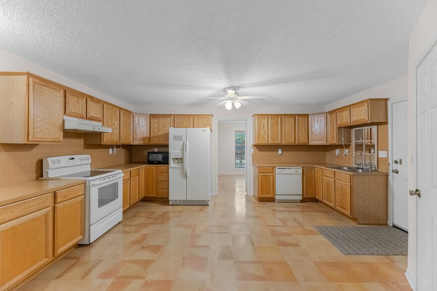 More Photos Of 7315 Pine St, Manvel Industrial For Sale