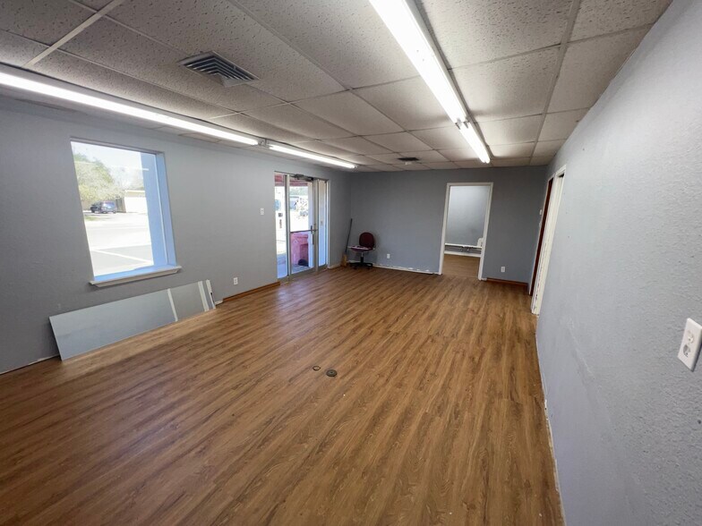 More Photos Of 810 E Main Ave, Robstown Office For Lease