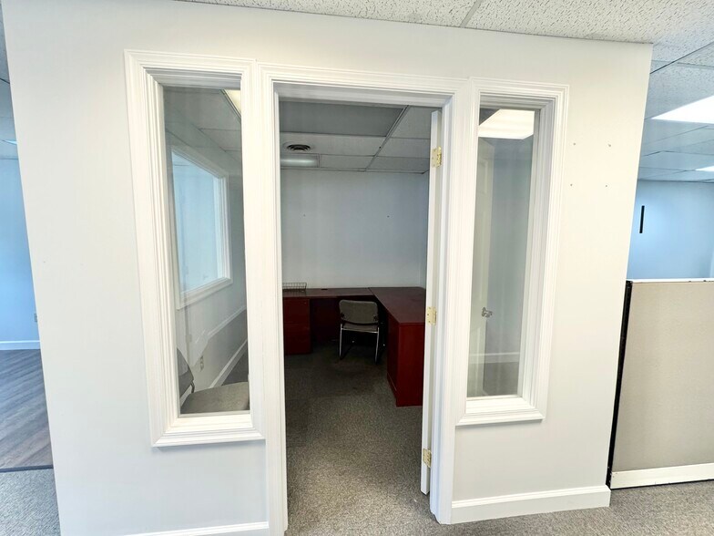 More Photos Of 625 Barksdale Rd, Newark Medical For Lease