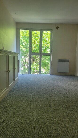 More Photos Of 11 Rue Chateaubriand, Paris Office For Sale