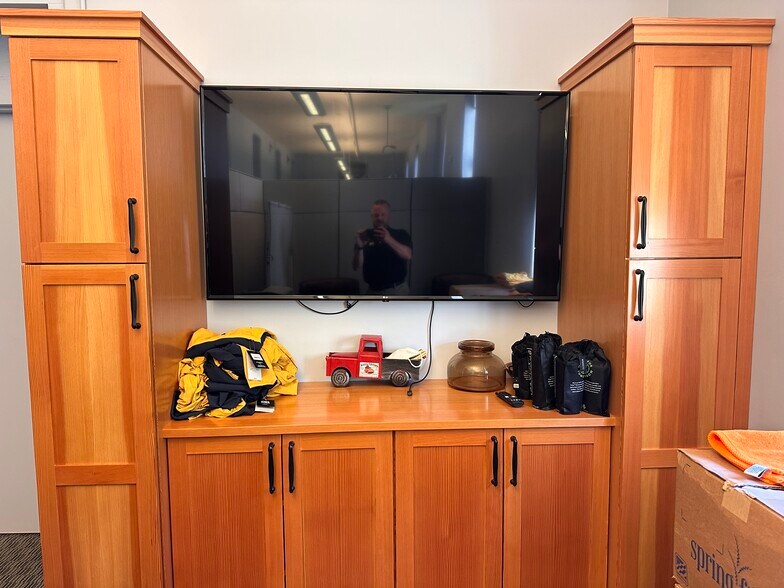 More Photos Of 830 Cottageview Dr, Traverse City Loft Creative Space For Sale
