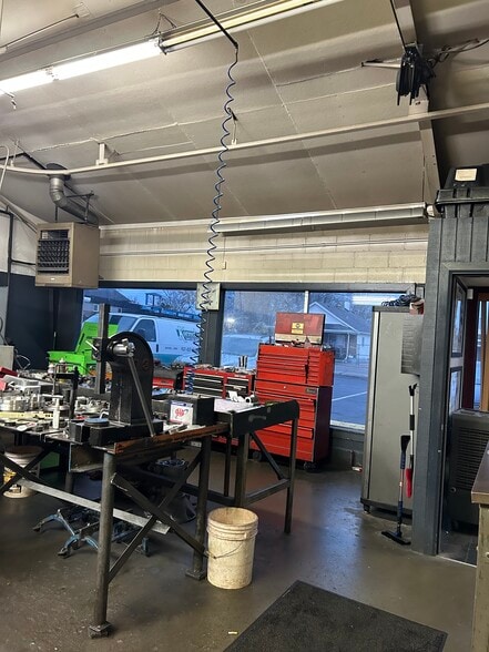 More Photos Of 2547 Valley St, Dayton Auto Repair For Sale