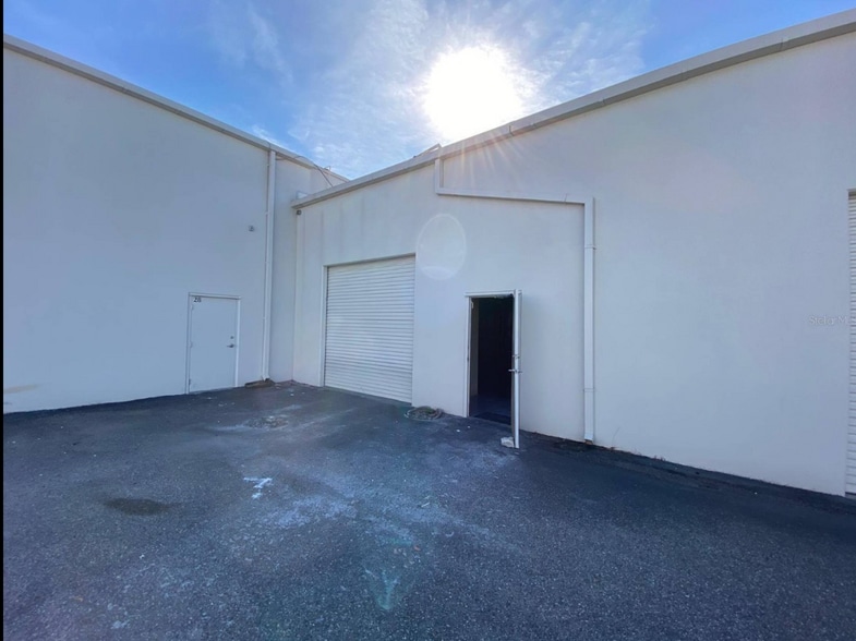 More Photos Of 8810 Commodity Cir, Orlando Showroom For Lease