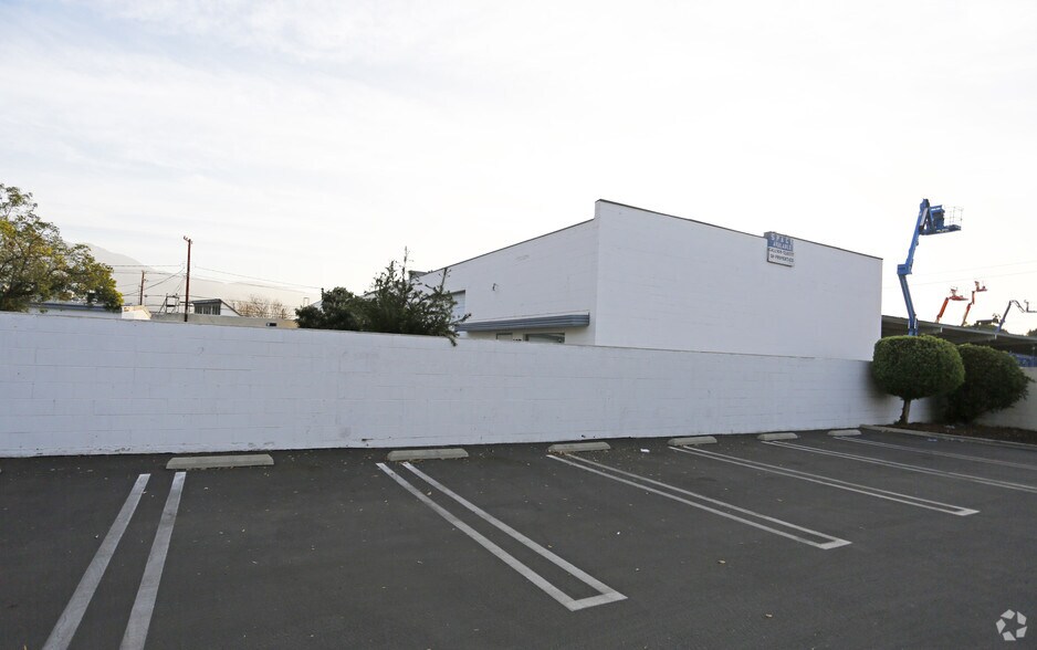 More Photos Of 150 W Cypress Ave, Burbank Warehouse For Sale