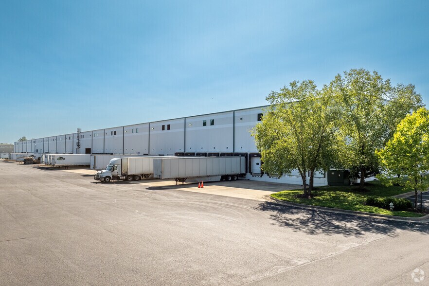 More Photos Of 11800-11900 N Lakeridge Pky, Ashland Distribution For Lease