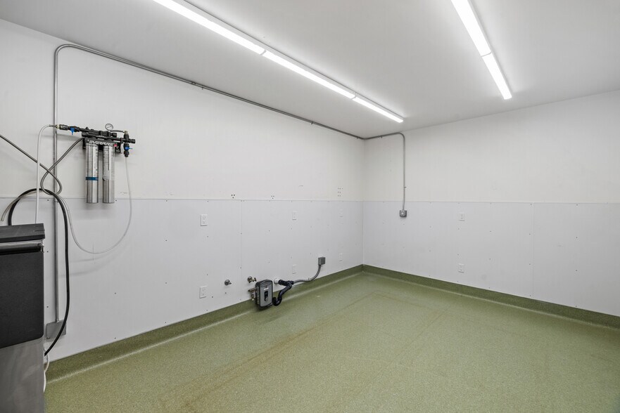 More Photos Of 840 N Cloverdale Blvd, Cloverdale Convenience Store For Sale