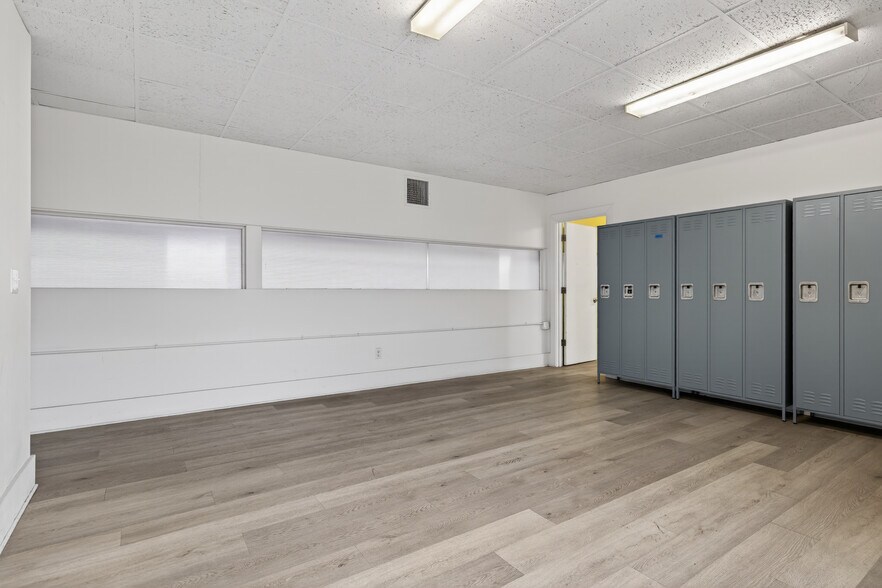 More Photos Of 1895 E Main St, Ventura General Retail For Sale