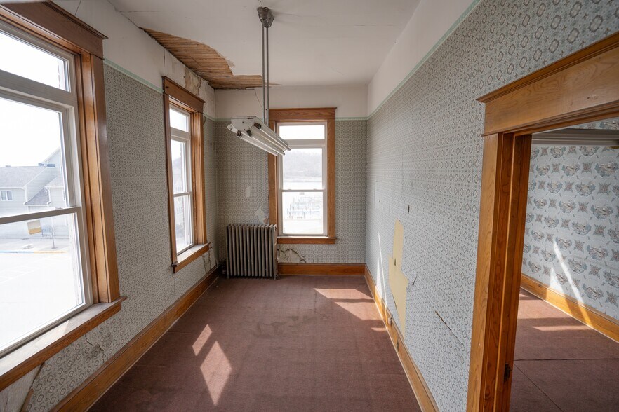 More Photos Of 433 Main St, Frankfort General Retail For Sale