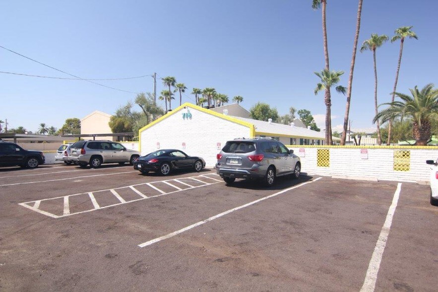 More Photos Of 718 W Hazelwood St, Phoenix Apartments For Sale