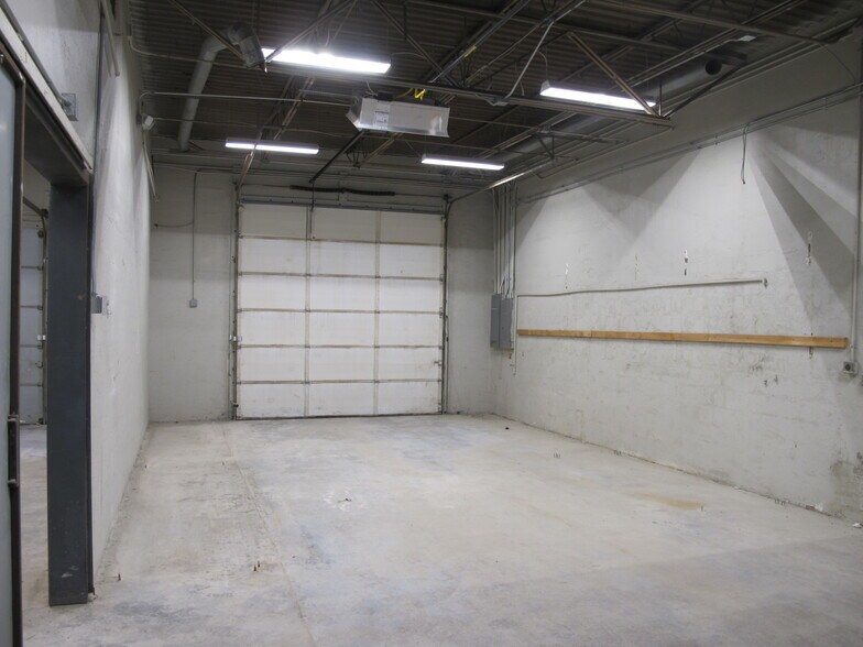 More Photos Of 1530 E Atlantic St, Springfield Service For Sale