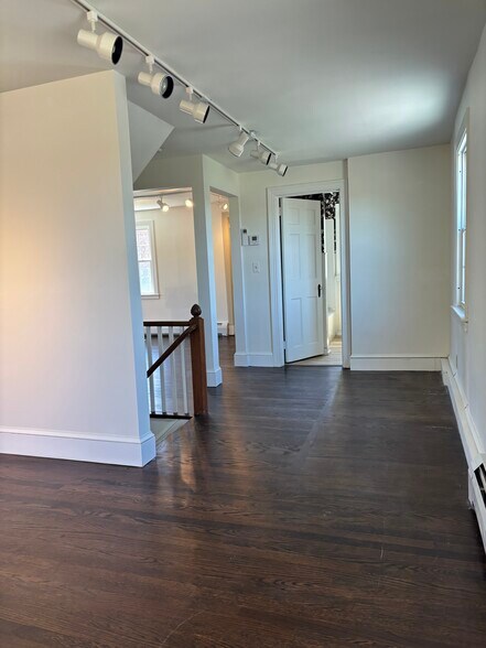 More Photos Of 3 Waterville Rd, Avon Office Residential For Lease