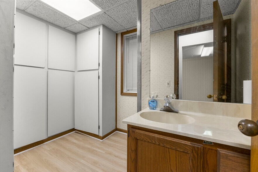More Photos Of 6336 Fox Ave, Allen Park Office For Sale