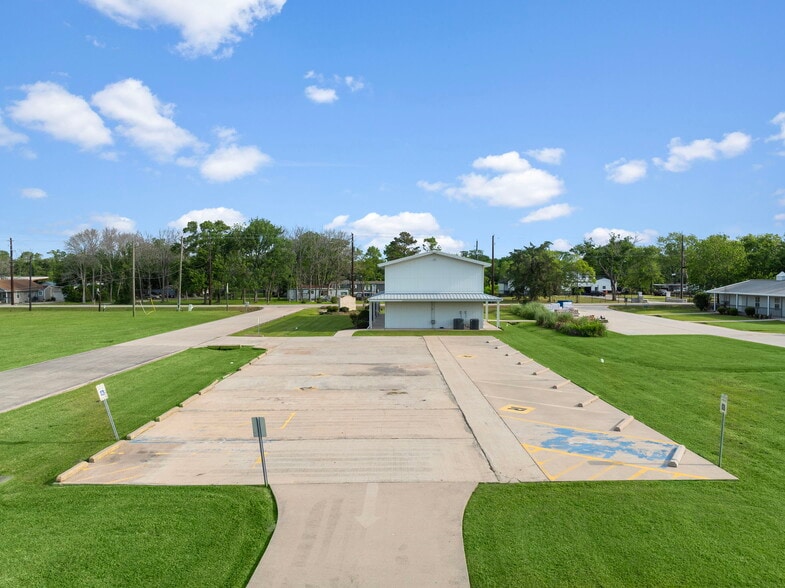 More Photos Of 421 Jones Rd, Highlands Warehouse For Lease