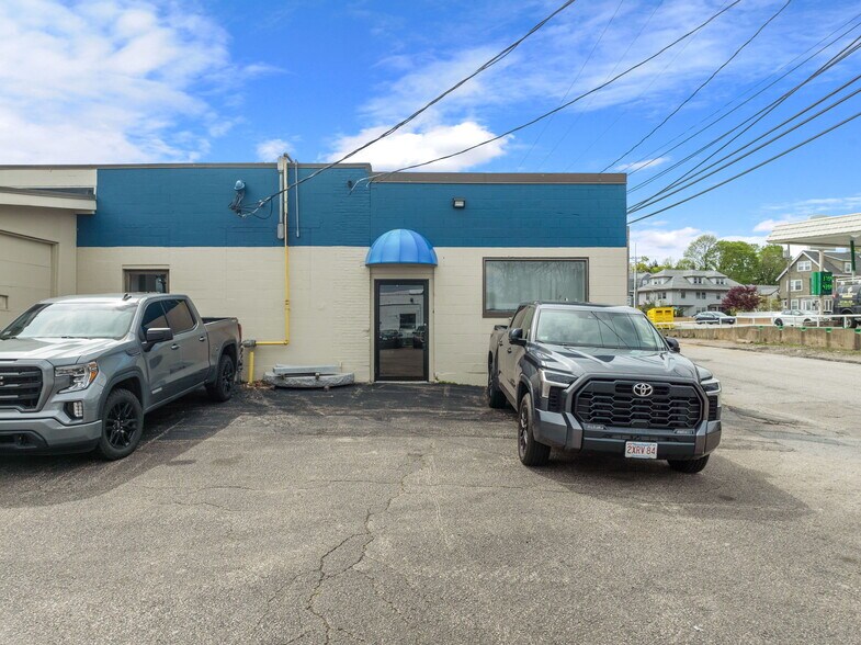 More Photos Of 56 Ramsdell St, Newton Showroom For Lease