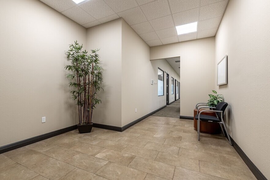 More Photos Of 422 NE 2nd Pl, Cape Coral Office For Lease