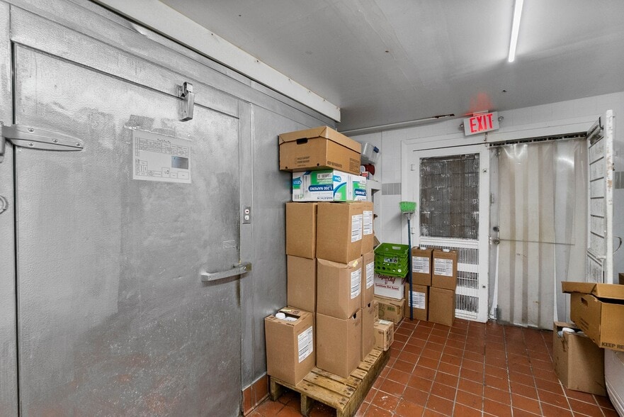 More Photos Of 1400 N Frazier St, Conroe Restaurant For Sale