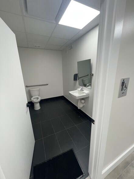 More Photos Of 1822 Drew St, Clearwater Office For Lease