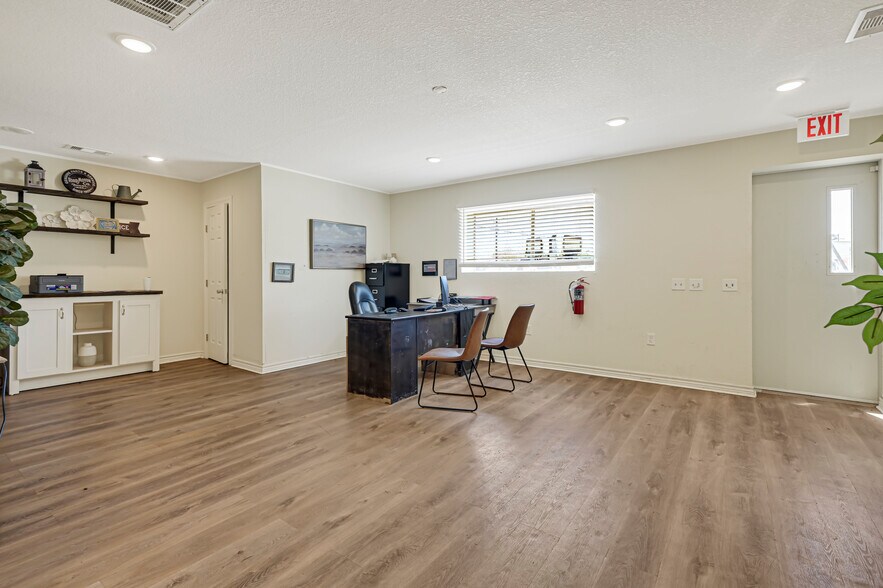 More Photos Of 201 N Walker St, Angleton Warehouse For Sale