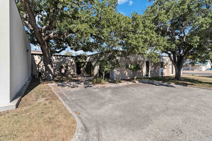 More Photos Of 429 Jefferson St, Kerrville Light Manufacturing For Lease