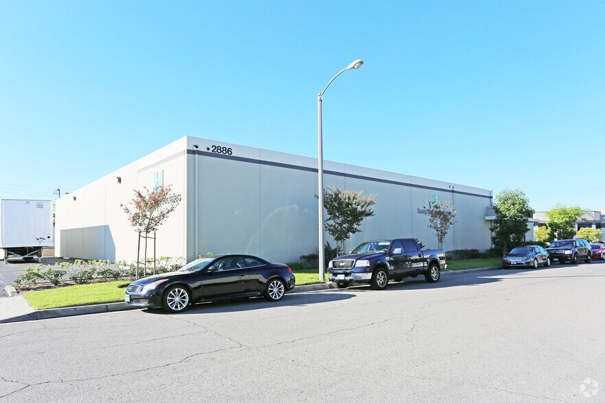 More Photos Of 2886 E Blue Star St, Anaheim Warehouse For Lease