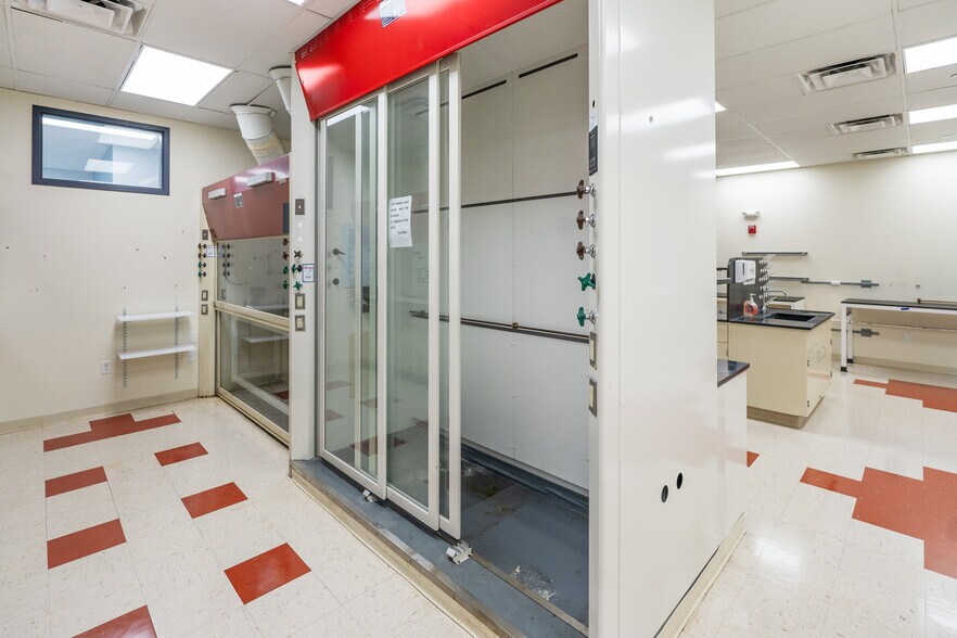 More Photos Of 240 Salem St, Woburn Research And Development For Lease