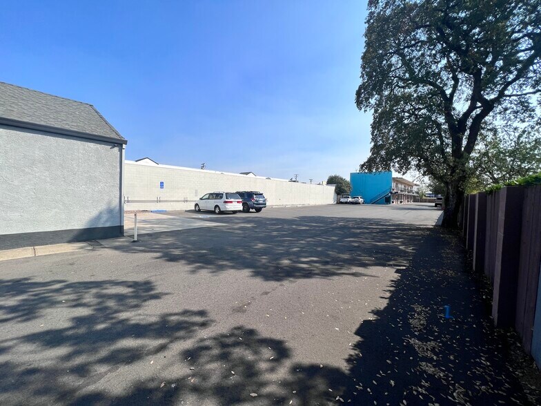 More Photos Of 2665 Bechelli Ln, Redding Office For Lease