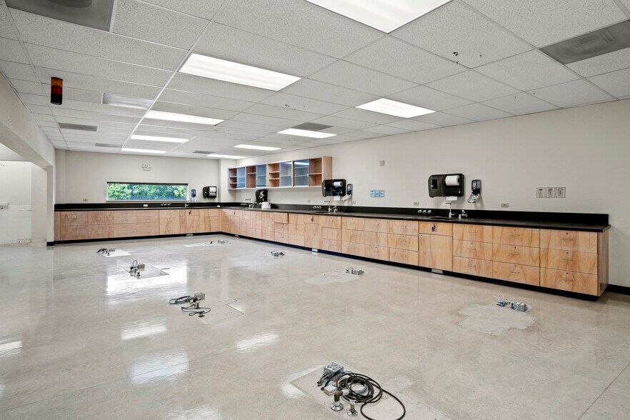 More Photos Of 202 S Riverside Ave, Medford General Retail For Sale